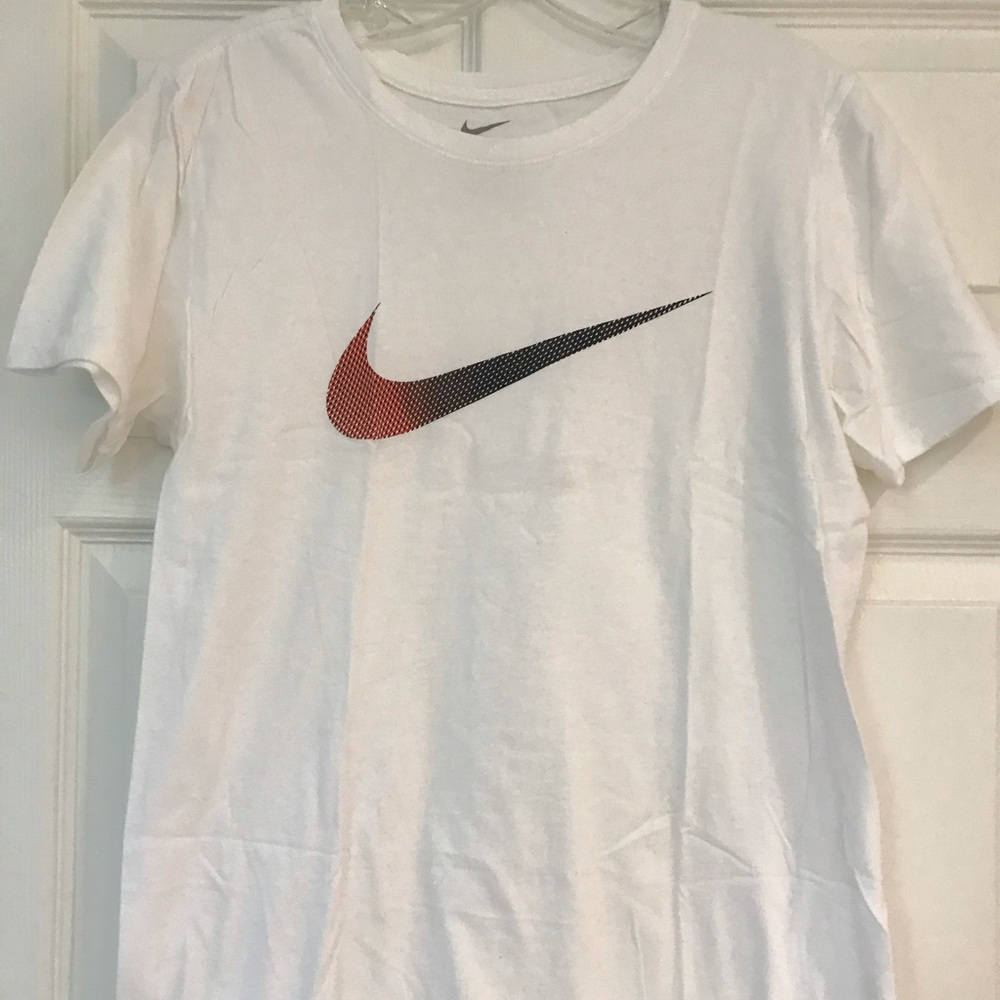 Nike white shirt sleeve tee